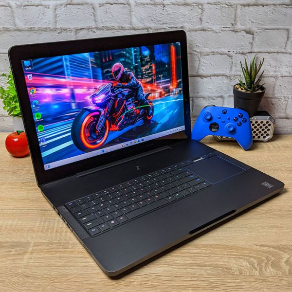 Тонкий Игровой Ноутбук Blade Razer Pro 17 RZ09-0166 17.3" 3840x2160 Touchscreen i7 6700HQ GTX 1080 8GB 16GB + SSD